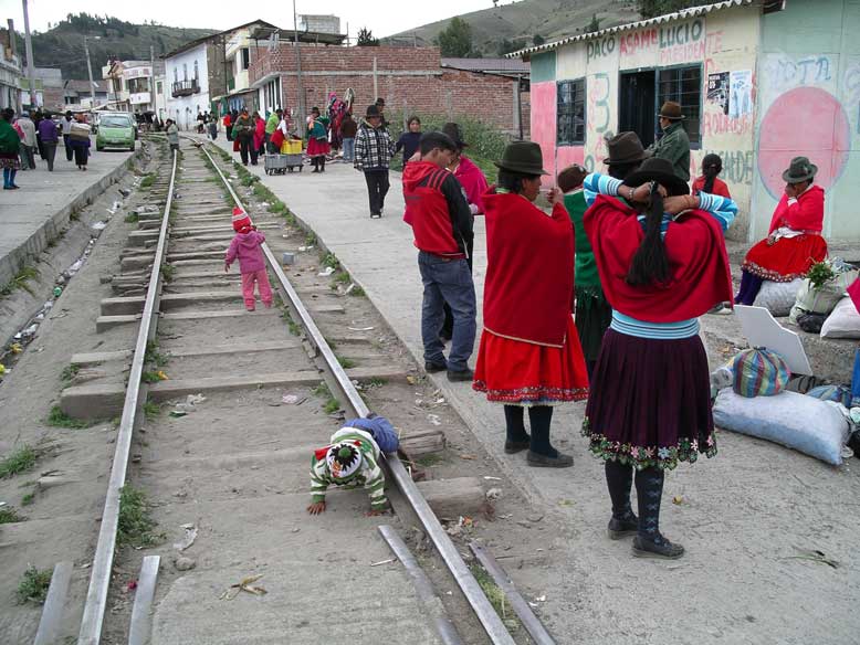 mercado de Guamote...el niño jugando con la play.???